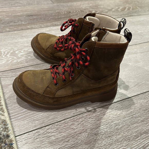 UGG size 4 boys excellent condition - Picture 5 of 6